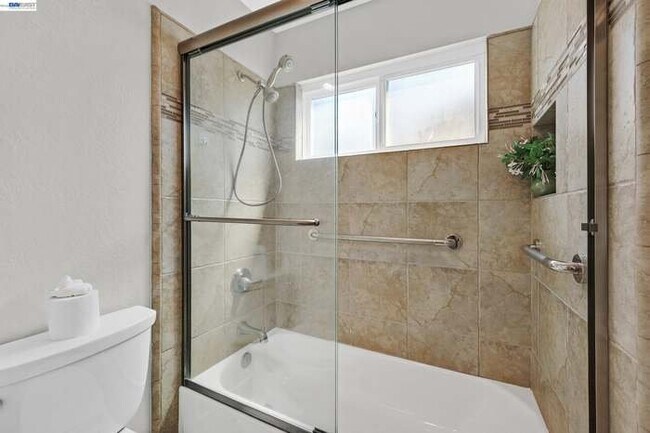 Building Photo - 6877 Rayland Ct