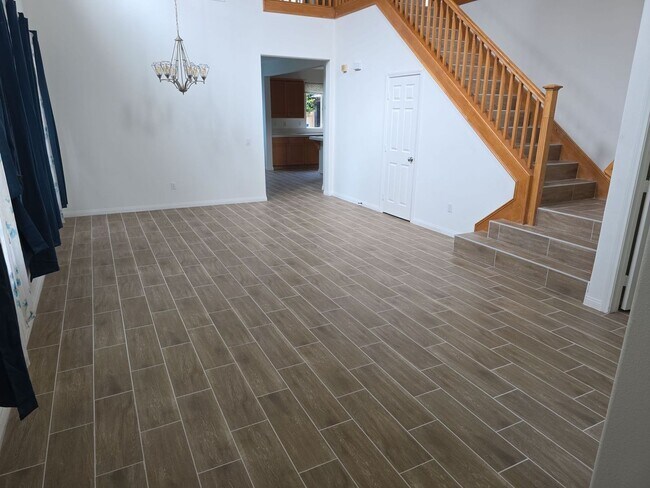 Building Photo - Love living near the Beach into this spacious 5 bedroom home