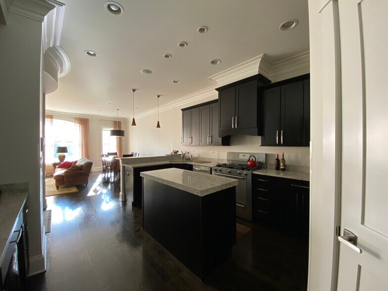 Building Photo - 2138 W Roscoe St