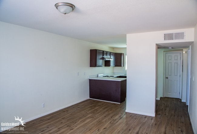 Building Photo - Cozy 1Bdm 1Ba Apartment in the Heart of Las Vegas - MI Special