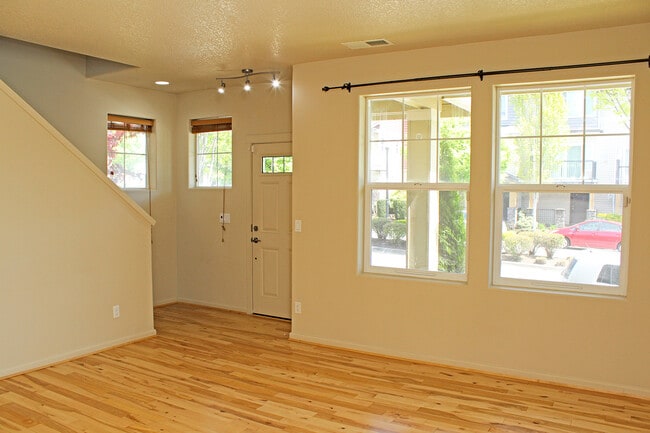 Building Photo - 321 NE Edgeway Drive