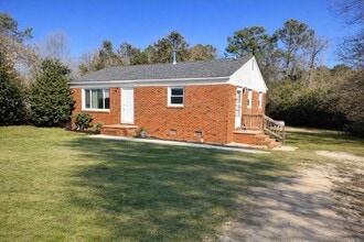 Building Photo - 3 BED 1 Bath Available in Fayetteville NC