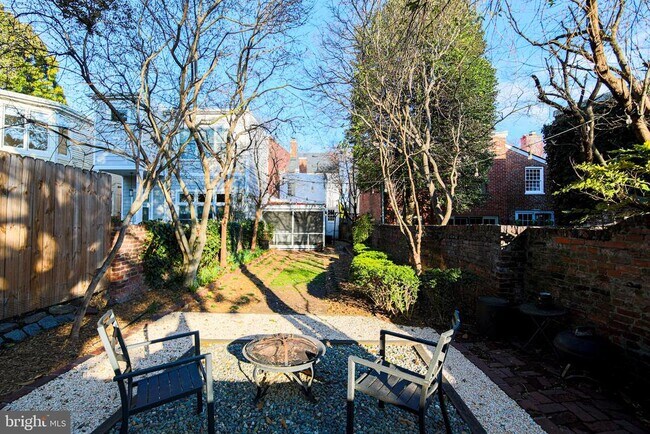 Building Photo - 217 S Lee St