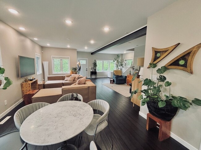 Building Photo - Rare Minnehaha Parkway rental under 5k! Be...