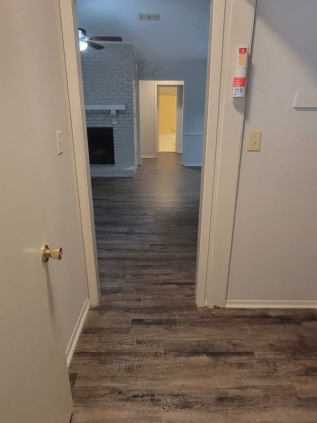 Building Photo - Adorable 2-Bedroom, 2-Bath Townhome Near A...