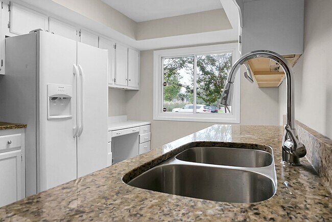 Building Photo - Spacious, Newly Renovated Villa Overlookin...