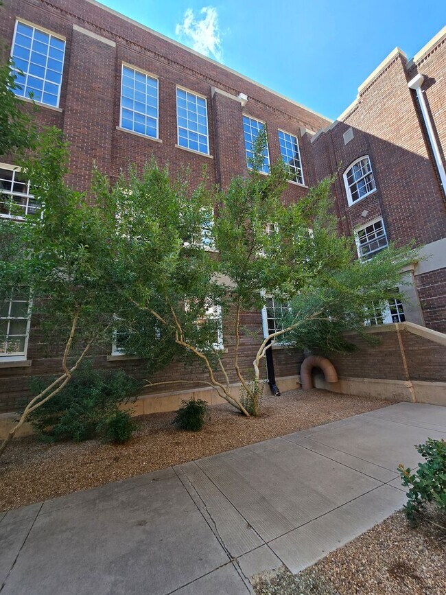 Building Photo - Luxurious 2BR , 2BA 2nd floor loft in East Downtown Area- aprox 1650 sq ft