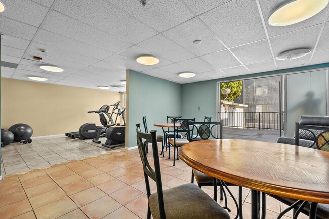 Building Photo - Amazing 2 Bed Condo in Noho!