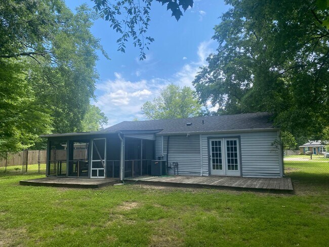 Building Photo - 501 Ashwood Dr