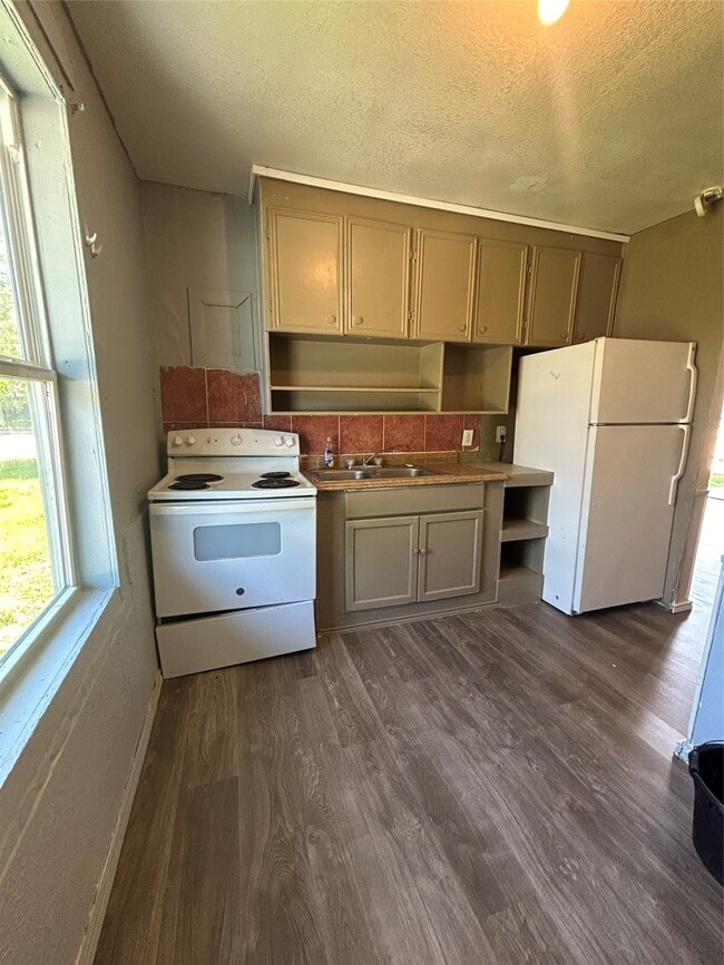 Building Photo - 1102 W 10th St