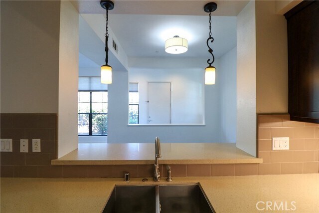 Building Photo - 561 W Maple Ave
