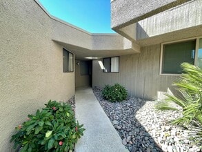 Building Photo - COMING SOON!!! LOVELY 2 Bed/2 Bath Condo Across From The River!!!