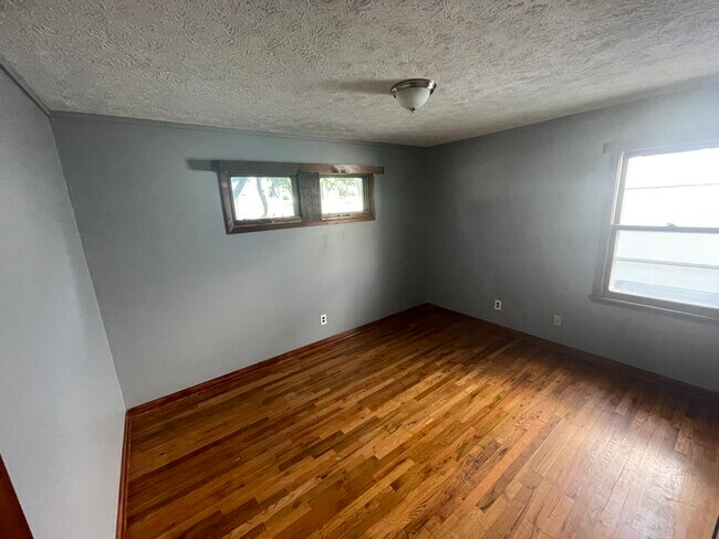 Building Photo - 403 E 2nd St