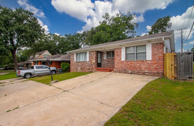 Building Photo - Midtown Living with Modern Conveniences – Prime Little Rock Location!