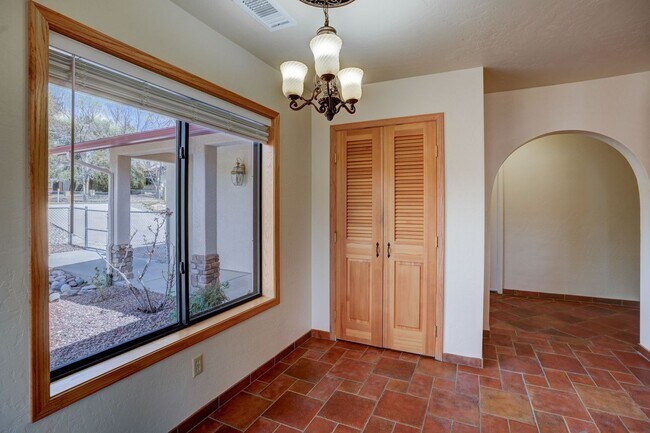 Building Photo - 5 Bedroom + a Den, 3 Bathroom, 2 Car Garage For Rent in Prescott!