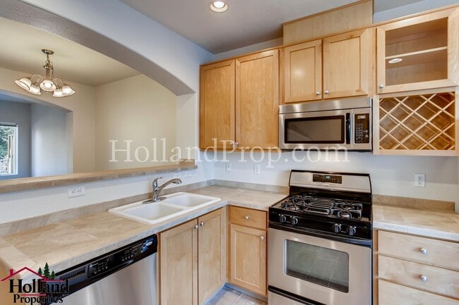 Building Photo - Experience Comfort and Style in This Elegant Murrayhill Townhome!