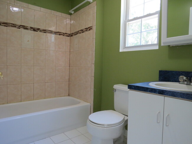 Building Photo - 4 Bedroom Spacious Hi-Ranch