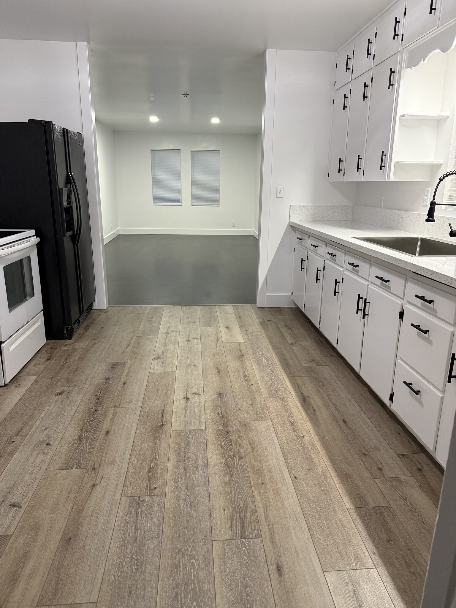 Building Photo - 207 E Monroe St