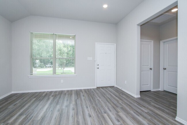Building Photo - Beautiful 3 Bedroom / 2 Bathroom home in 7...