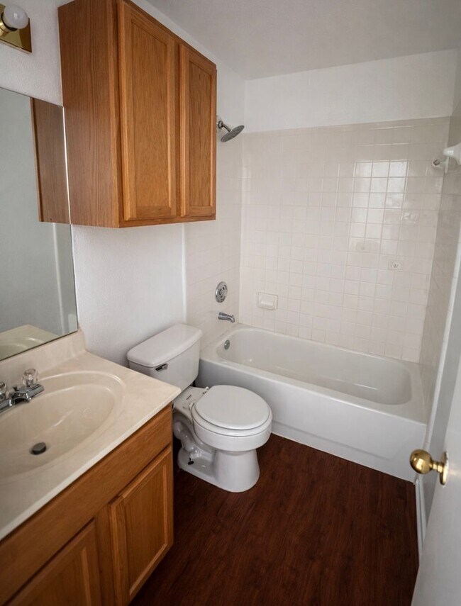 Building Photo - AVAILABLE NOW! Pets Allowed! Move in special!