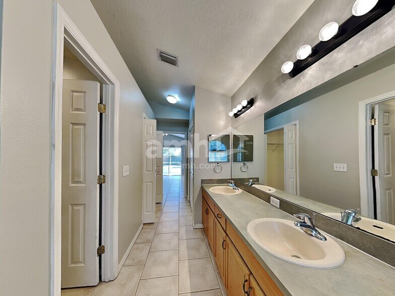 Building Photo - 10519 Sedgebrook Dr