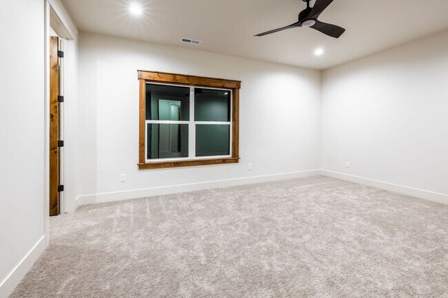 Building Photo - Beautiful Custom Townhome for Rent in Island Park- NAME YOUR LEASE TERMS