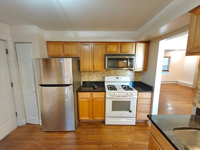 Building Photo - 7555 N Oakley Ave