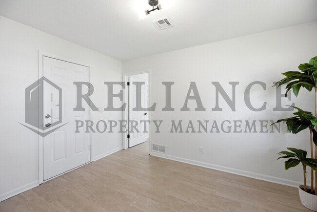 Building Photo - 941 W Hazel St