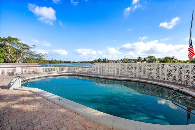 Building Photo - 475 Tequesta Dr