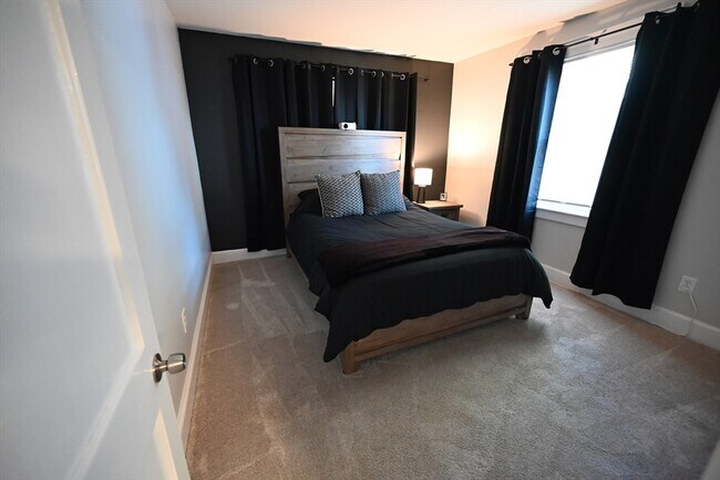 Building Photo - 375 E Merrimack St