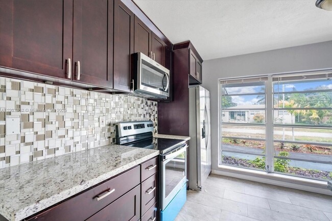 Building Photo - 1060 NE 166th St