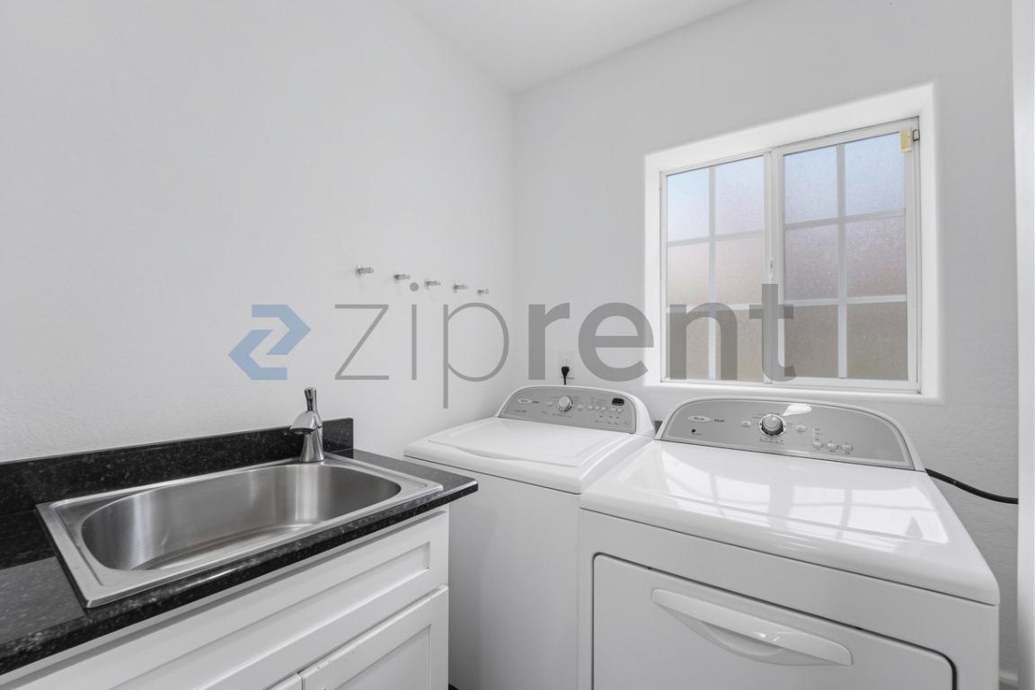 Building Photo - Unit A