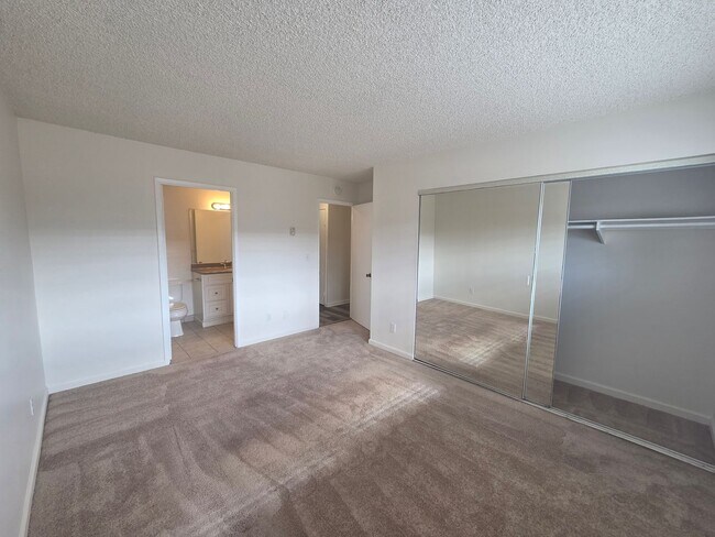 Building Photo - 2 Bedroom Condo for Rent