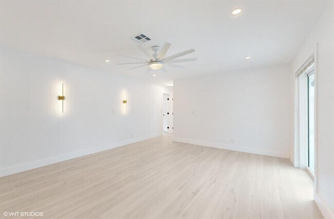 Building Photo - 4761 NE 28th Ave