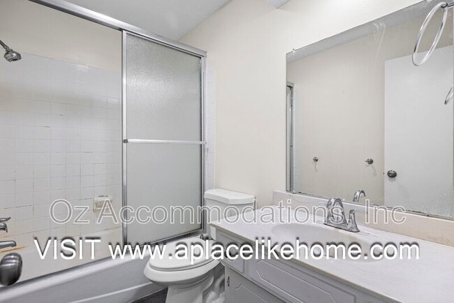 Building Photo - 530 SE Hampton St