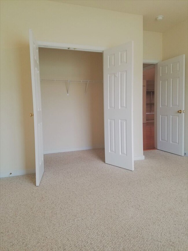 Building Photo - Beautiful transitional 4 bedroom brick ran...