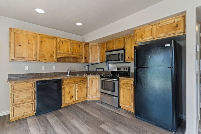 Building Photo - Fantastic Ogden 3 Bedrooom Townhouse!