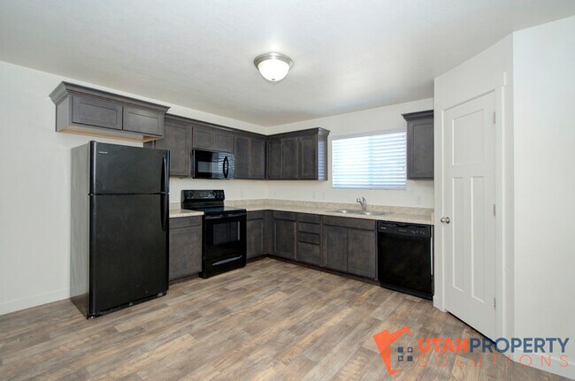 Building Photo - 8172 Broken Spoke Ln