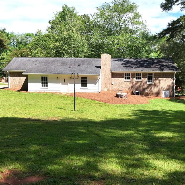 Building Photo - Pre-Leasing for August!