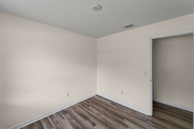 Building Photo - 234 Deerwood Dr