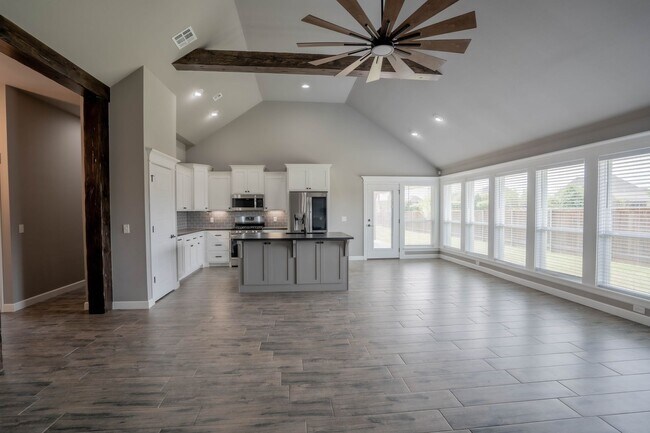Building Photo - Prime Location! New build, 4 bed/ 2 bath!
