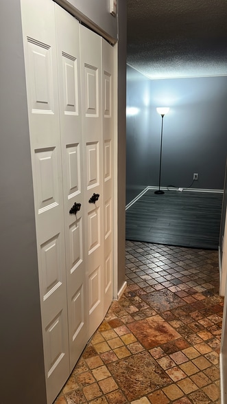 Building Photo - 2300 Pimmit Dr