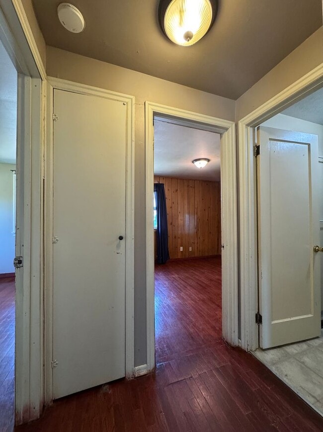 Building Photo - Cozy 2-Bedroom Pet-Friendly Home for Lease