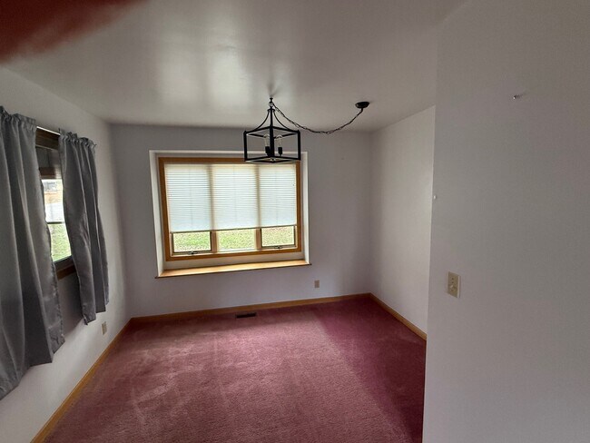 Building Photo - 709 Manor Dr