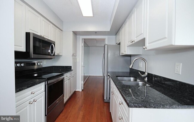 Building Photo - 2151 Jamieson Ave