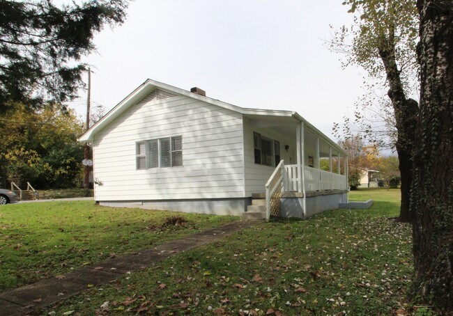 Building Photo - Absolutely adorable home in Oak Ridge