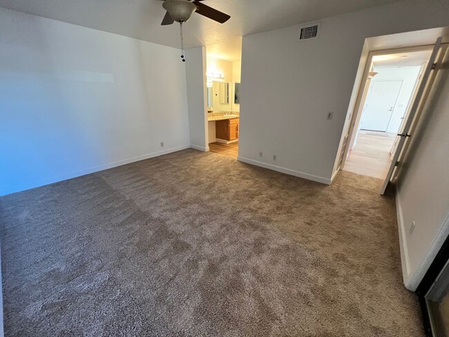 Building Photo - Great location close to shopping and trans...