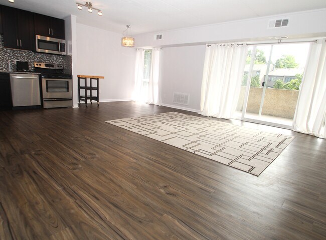 Building Photo - 1401 Charlemagne Cir