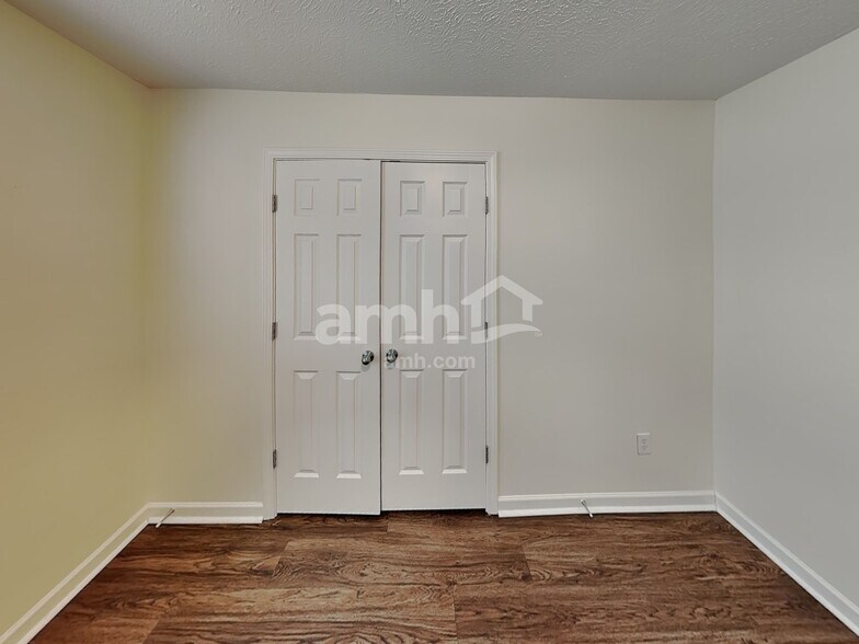 Building Photo - 1883 Portview Dr