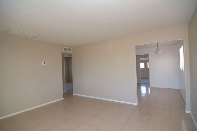 Building Photo - Charming 3 Bedroom 2 Bath House! Close to the UofA and Downtown!